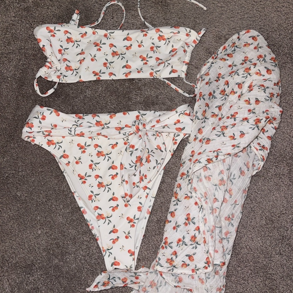 Abercrombie & Finch bikini with wrap, size medium top & bottom. Peach design.